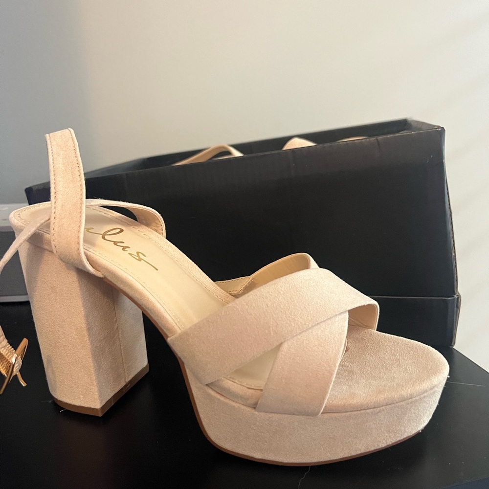 Lulus nude suede heels